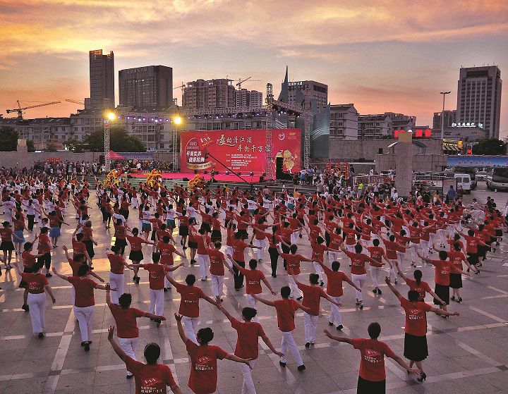 Nearly 1,000 dama dancing in a square in Huai&#x27;an, Jiangsu province