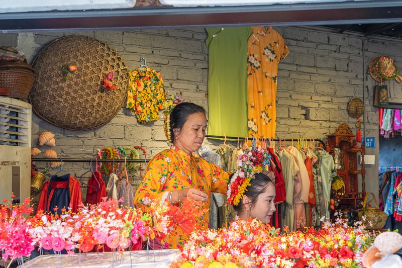 A growing number of tourists across the country are turning to local boutiques where they can wear traditional local costumes and try various floral hairdos, China’s floral headdress tradition